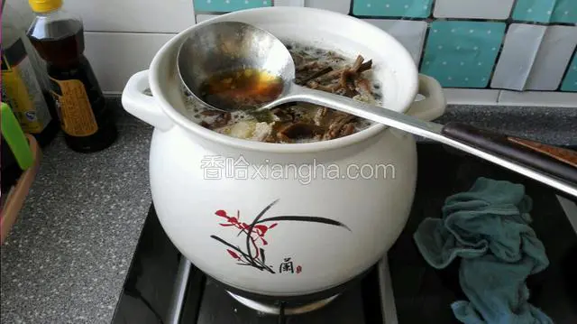 先下入料酒去腥杀菌