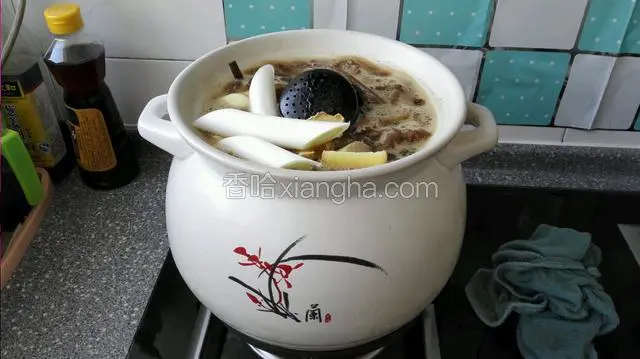 最后下入所有调味料，在次开锅改小火