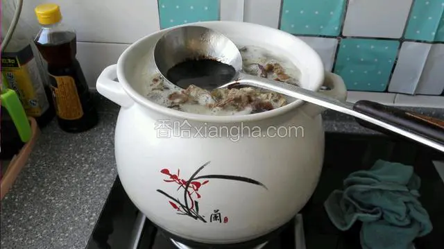 在下入老抽酱油和盐