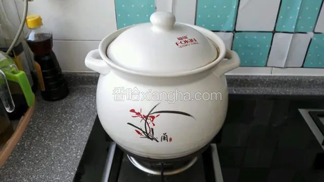 盖上盖炖一半小时即可，关火焖着吃时在成碇这样肉质入味