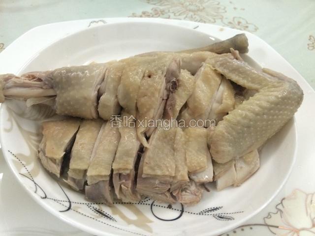 用筷子在鸡腿插一下没血水就熟了，把鸡捞起过冷河斩件上碟～