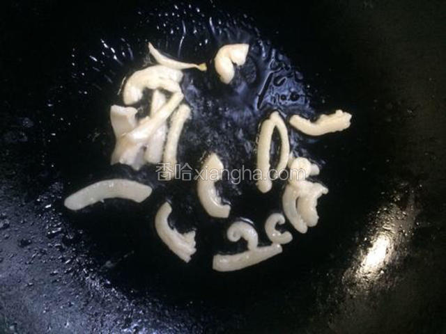 将锅洗净，将肥肉倒入锅中翻炒，熬出肥肉中的油脂