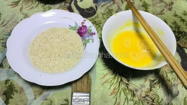 鸡蛋打散，芝麻拿出备用。