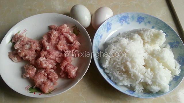 准备好剩米饭，鸭蛋，肉沫