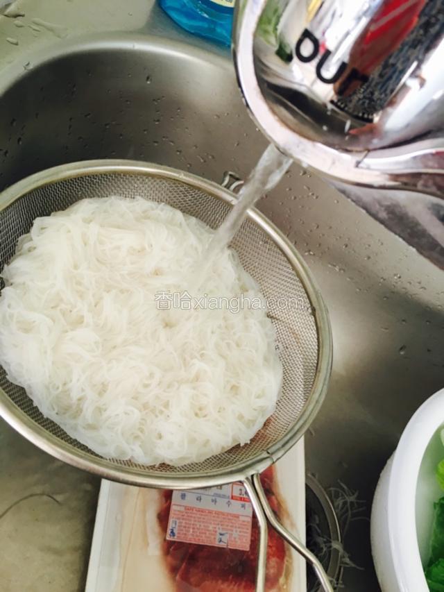 把米粉煮熟，沥干备用