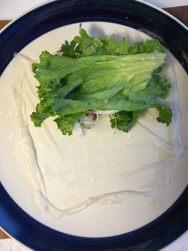 再加入米粉和生菜，然后卷起来