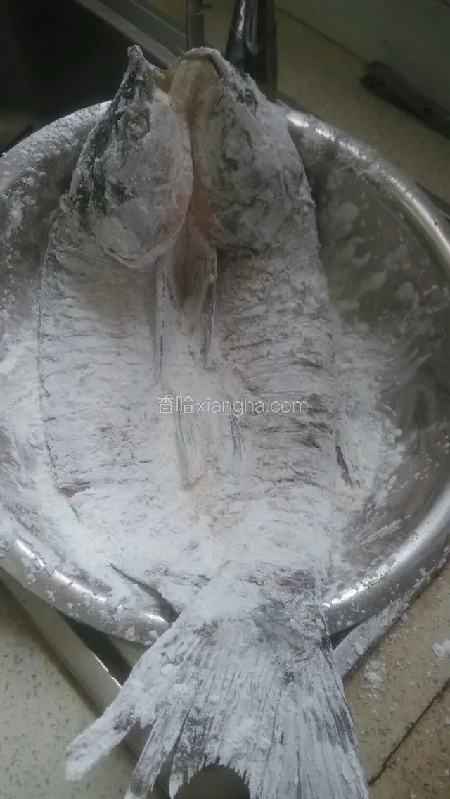 鱼表面裹上一层生粉
