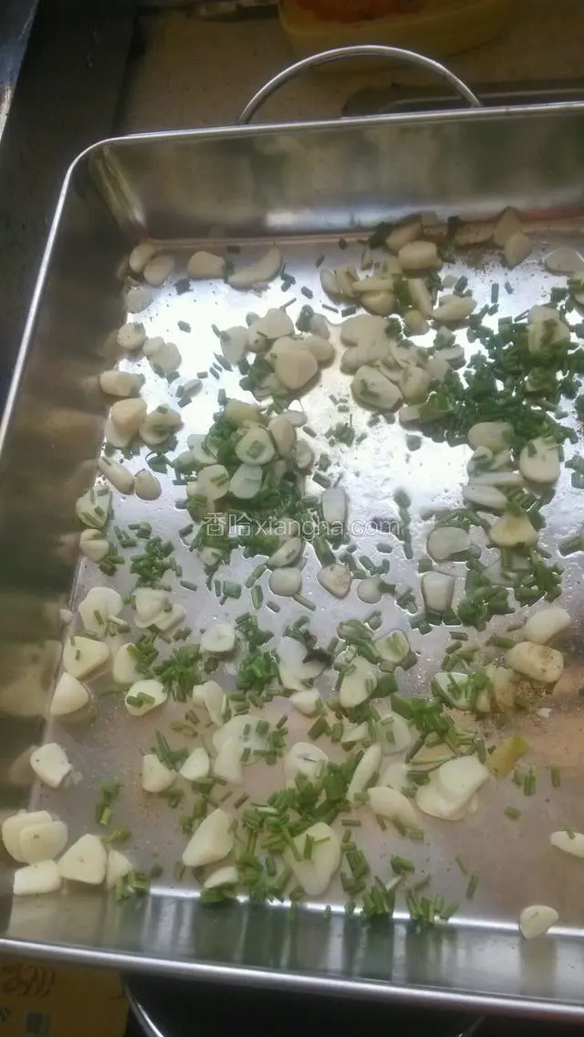 烤盘，撒葱，蒜瓣。