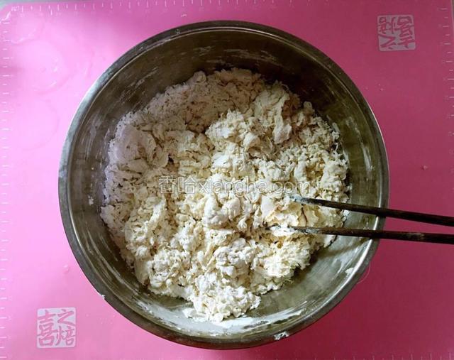 先和面：用温水把发酵粉泡开与面掺在一起，一边加水一边用筷子搅拌，搅成面穗直到没有多余的干面