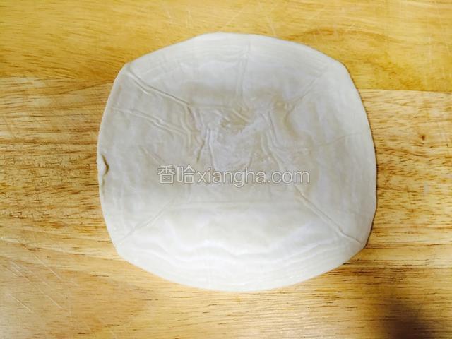飞饼皮从冰箱拿出室温退冰，可卷起即可，无需太软
