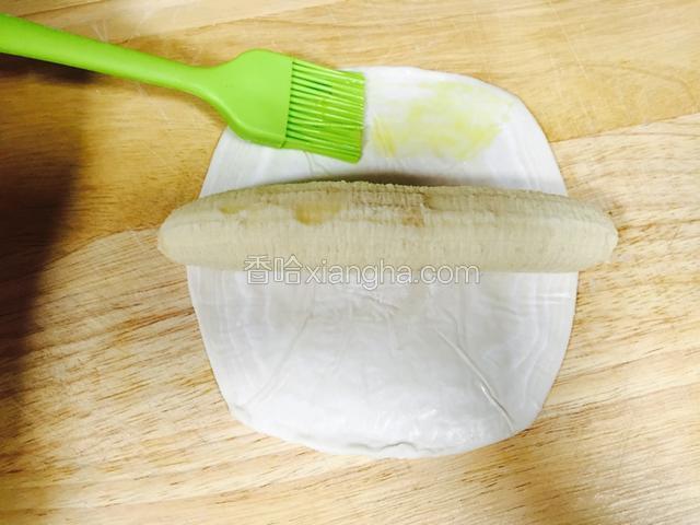 准备卷香蕉，在饼皮的末端刷鸡蛋液