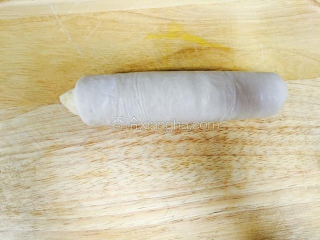 把香蕉卷好，要卷紧