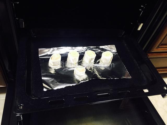 烤箱预热180度，烤15分钟