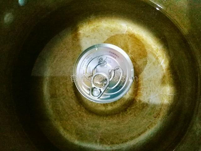 放入高压锅中，加水没过炼乳，小火咕嘟一个小时