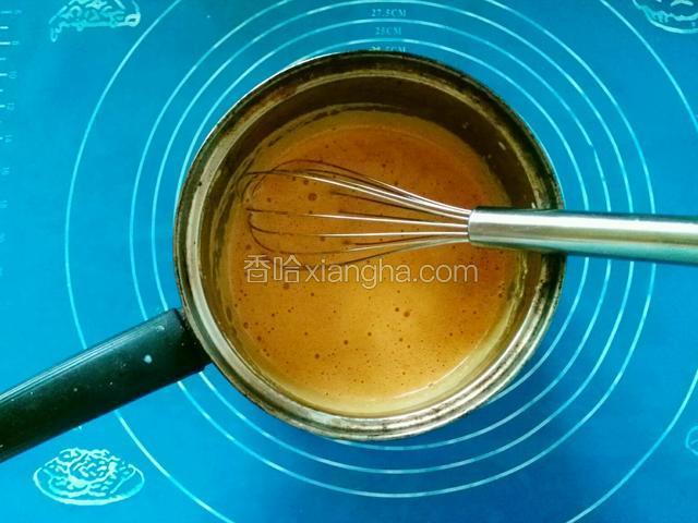 将牛奶和炼乳混合均匀，因为是自制的，炼乳有点干，需要加热