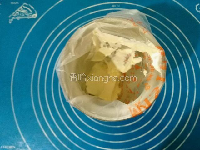 打成中泡，放入裱花袋