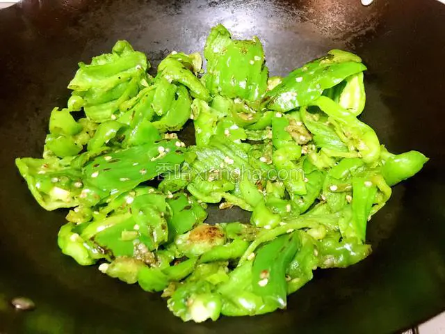 煸到辣椒皮变皱以后翻面再煸