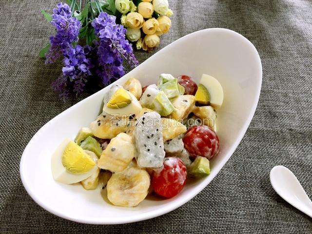 装盘，再把鸡蛋切块放在沙拉上即可食用。