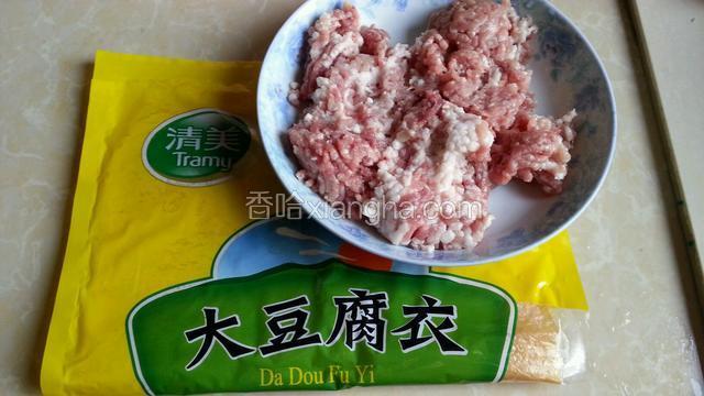 准备好大豆腐衣和肉沫