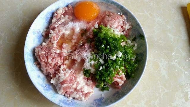 拌肉馅，打入一个鸭蛋，少许葱花，盐，料酒