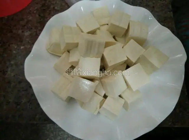 把水豆腐切块，四四方方的就行！要均匀哦可适当的撒点盐腌制一会