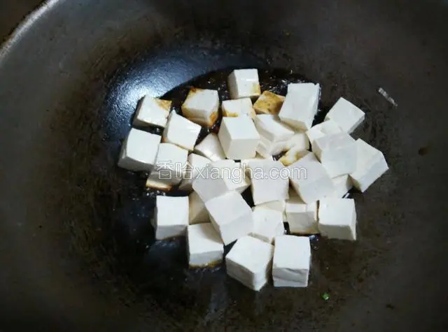 倒入水豆腐