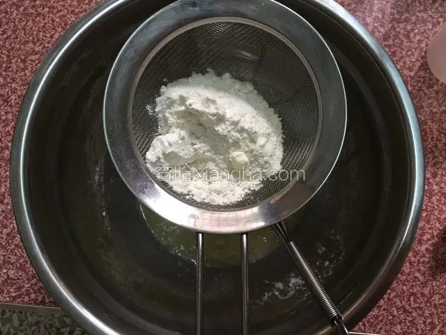 过筛面粉加入，拌匀