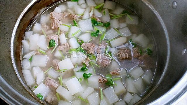 调入盐和鸡精，再撒适量香菜末即可。