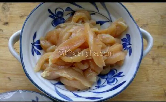 把鸡胸肉洗净切比筷子粗点的长条，放适量盐 ，胡椒粉，料酒，抓匀腌制二十分钟
