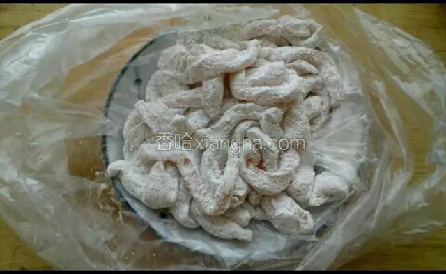 把腌好的鸡肉条放淀粉里均匀的沾上一层淀粉