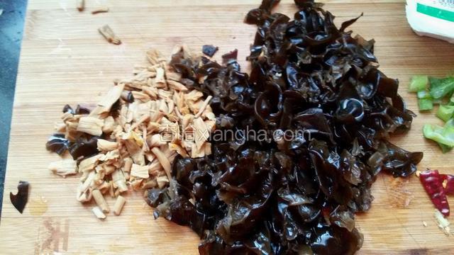 黑木耳和干黄花提前泡发，黑木耳切丝，干黄花切小段。