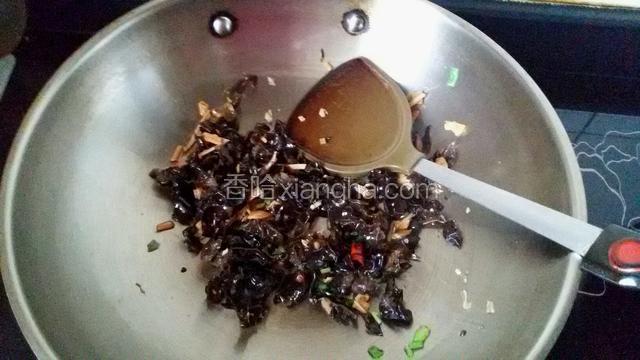 然后放入切好的黑木耳和干黄花，加盐，酱油。（盐和酱油的量根据自己的口味酌量放）