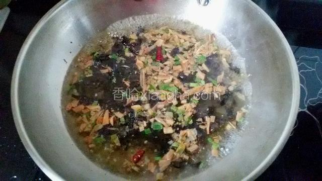 加大骨头和水。（没大骨汤直接加水就可以）