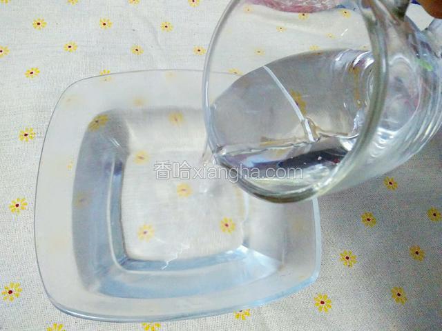 开水400ML倒入大的容器。