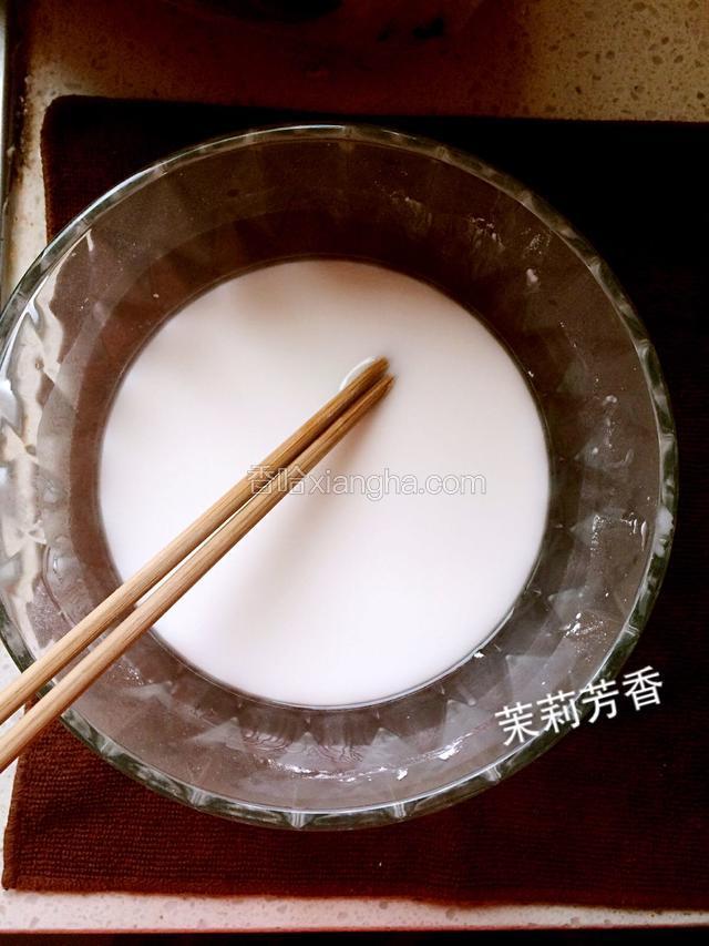 澄粉，玉米淀粉混合加水搅拌至完全溶化无颗粒（水适当多些，尽量稀一些，这样蒸出来不会因为粉浆太过黏稠而影响口感）