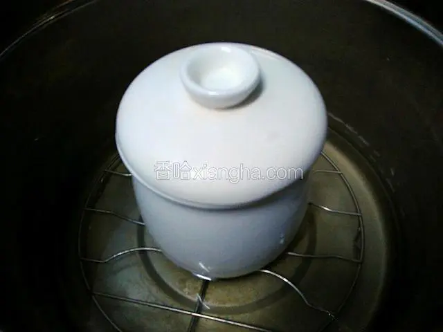 差不多蒸60分钟即可。具体时间根据实际情况而定。炖到用筷子可以轻松扎透雪梨即可。