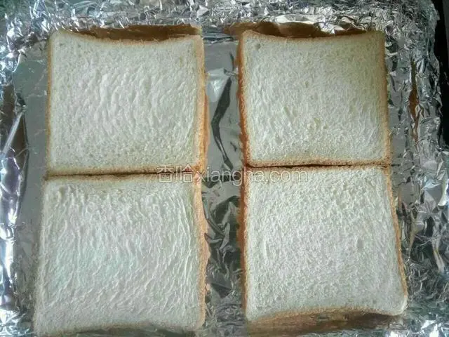 烤盘铺上锡纸，上面放吐司片