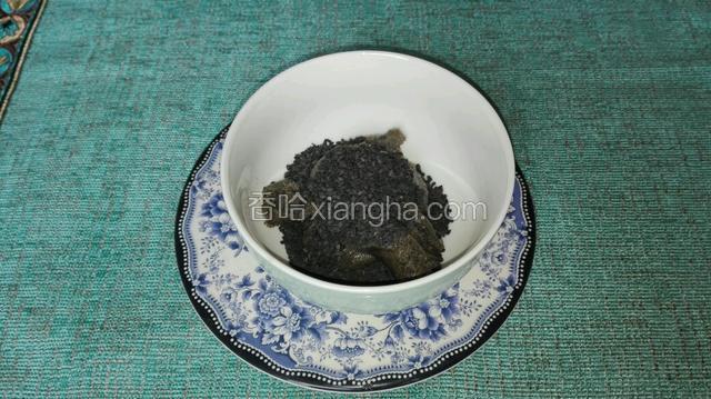 取适量赖汤圆心子与黑芝麻，放入碗中，将其融合，以备待用。