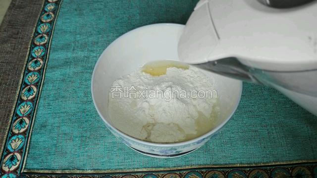 在小麦粉中加入少量植物油与适量水。