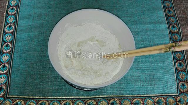用筷子将其搅拌。