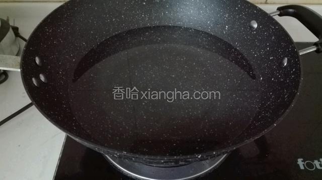 锅中倒入适量水，开火将其烧开。