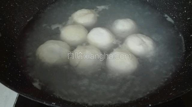 水开后放入汤圆。