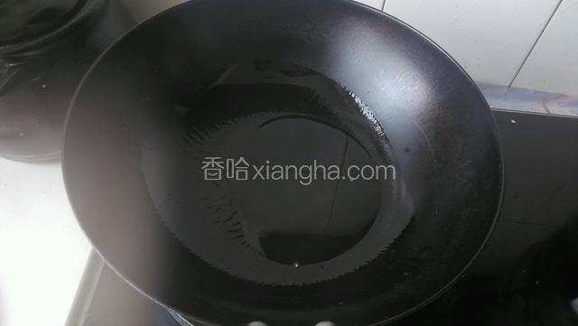 锅内烧热加油