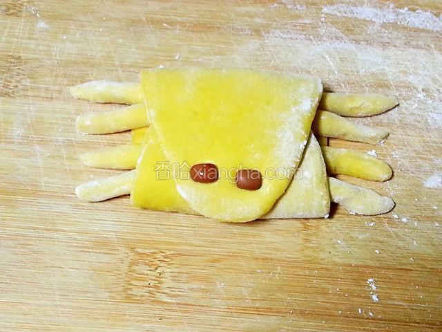取泡好的红豆做眼睛