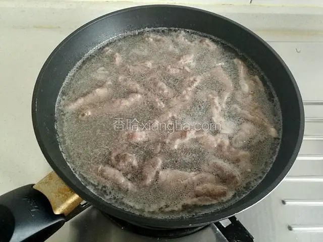 肥牛片一烫成白色马上捞起来，不能烫的太老。