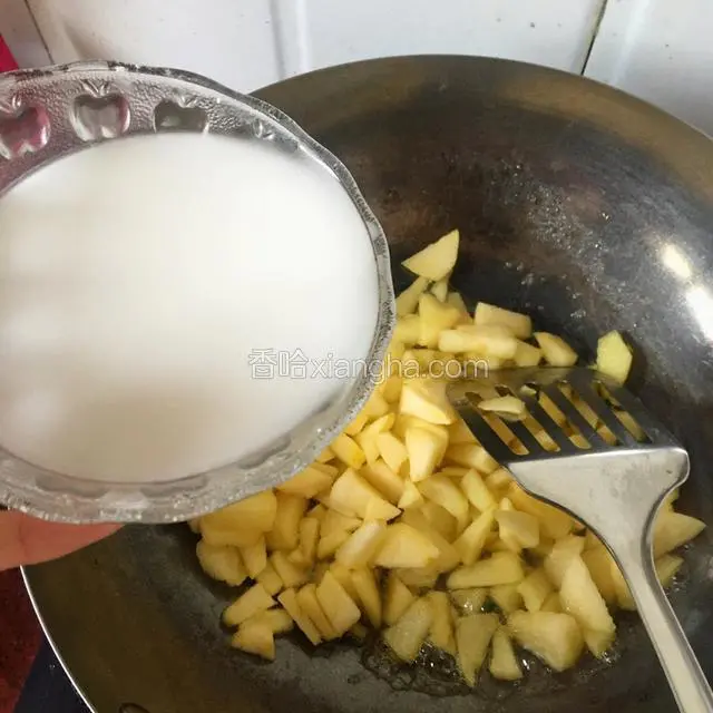 把腌制好的苹果倒入锅中煮至半软，在倒入水淀粉不停的搅拌