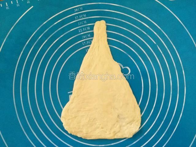 取一个小面团擀成下图形状