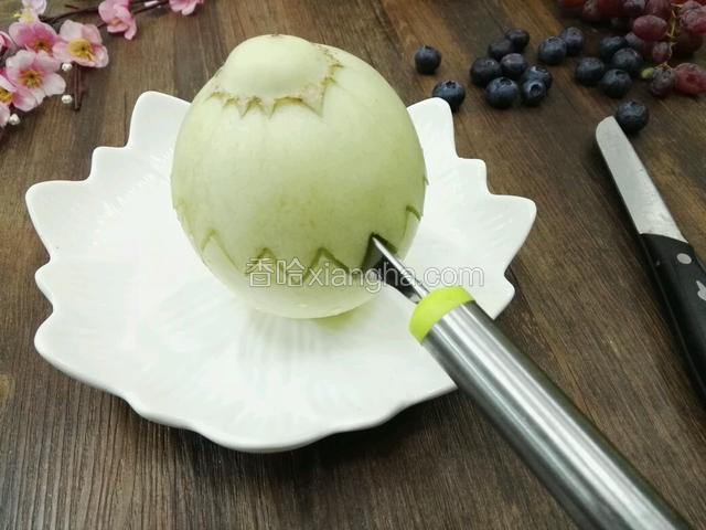 用水果刀沿瓜切一圈。