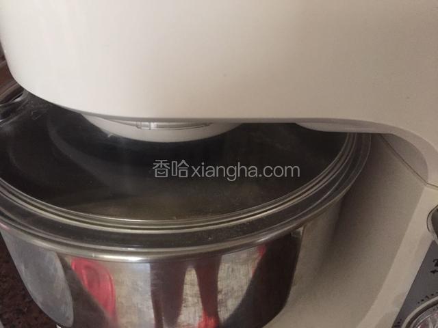 我是用厨师机和面，先开一档慢速和面一两分钟，再转三档高速和面，直到厨师机自动停止（十五分钟停止一次）