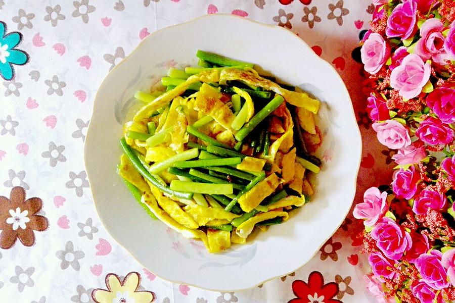 蒜苔炒蛋饼